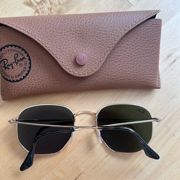 RAY-BAN Gold lenses with blue light flash mirror
RB3548N Hexagonal Flat Lenses - Picture 5 of 10